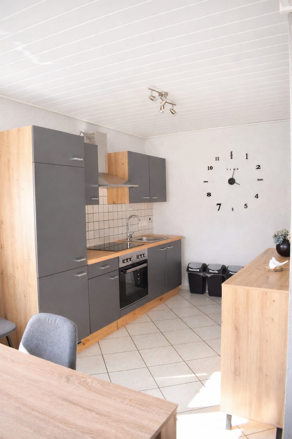 Moderne Küche mit Backofen und Ceranfeld