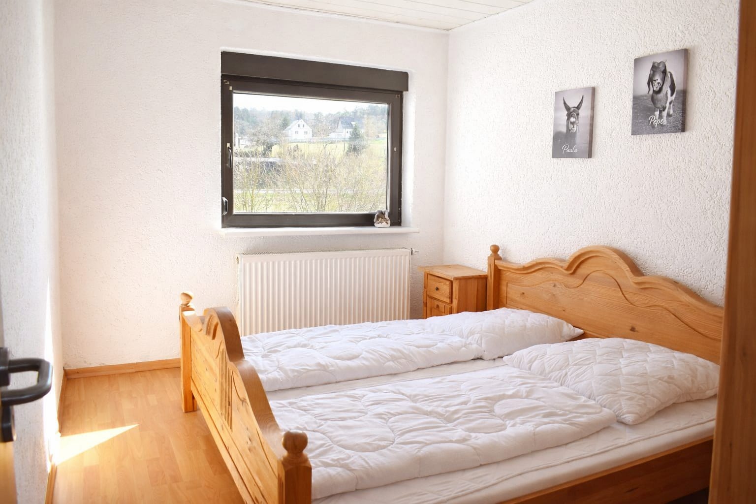 Schlafzimmer mit Doppelbett und Hofblick