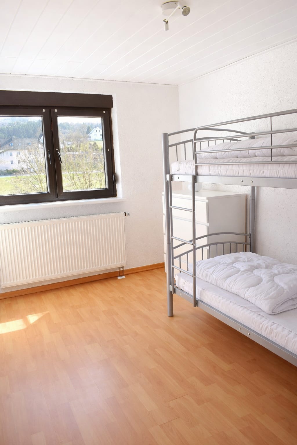 Kinderzimmer mit Etagenbett und Ausblick