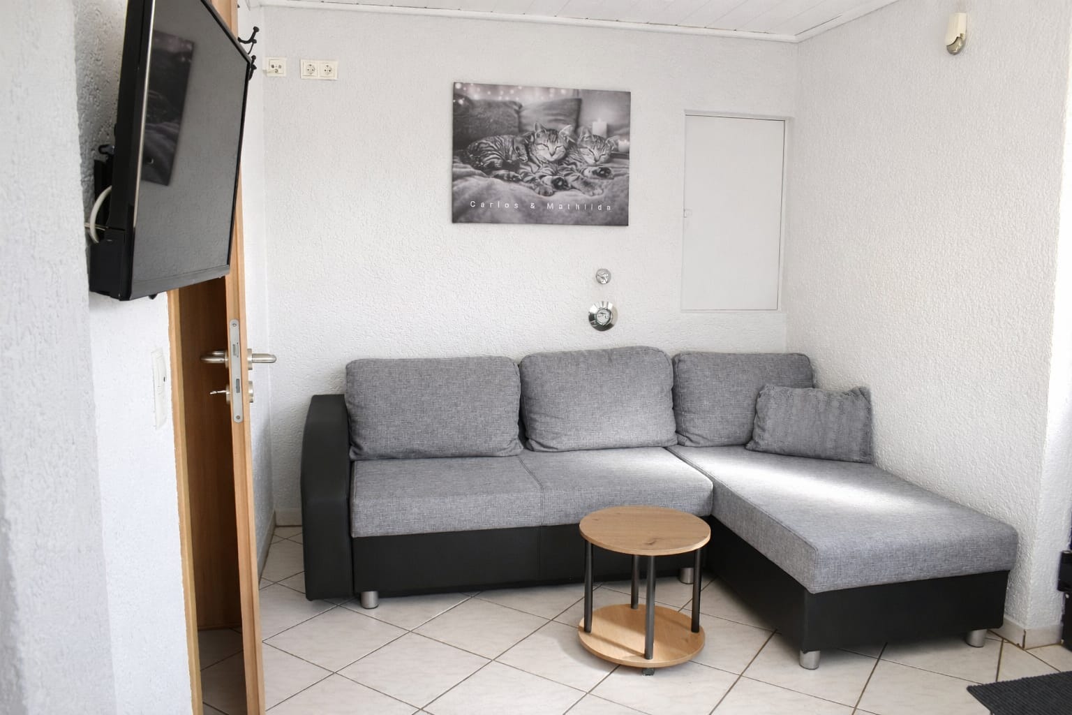 Wohnecke mit Sofa und Carlos & Mathilda Bild